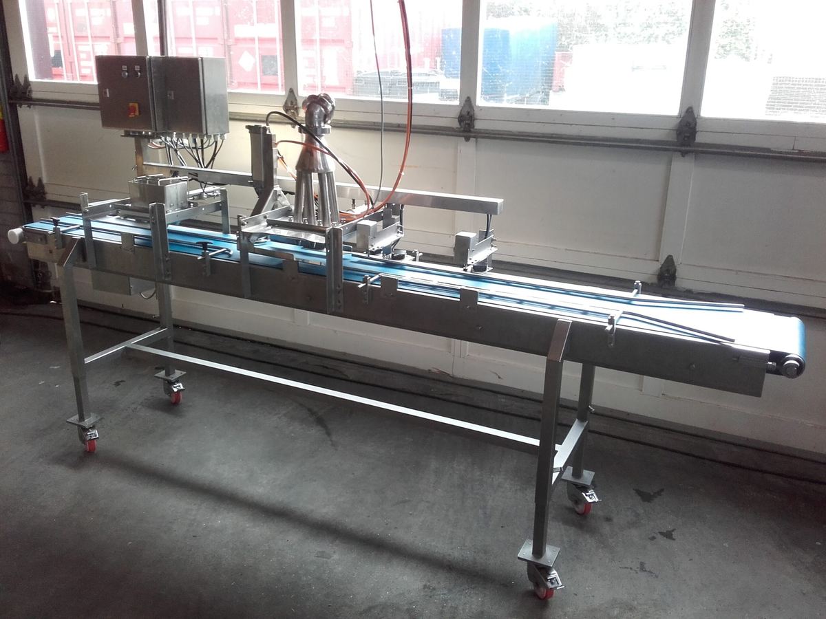 Transportband met machine in de werkplaats